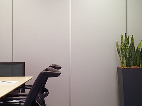 Mobiele scheidingswand deelt een polyvalente zaal flexibel op